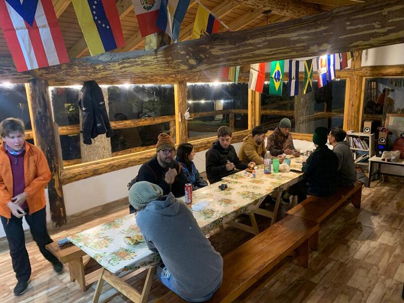 Comedor en refugio camping Ushuaia